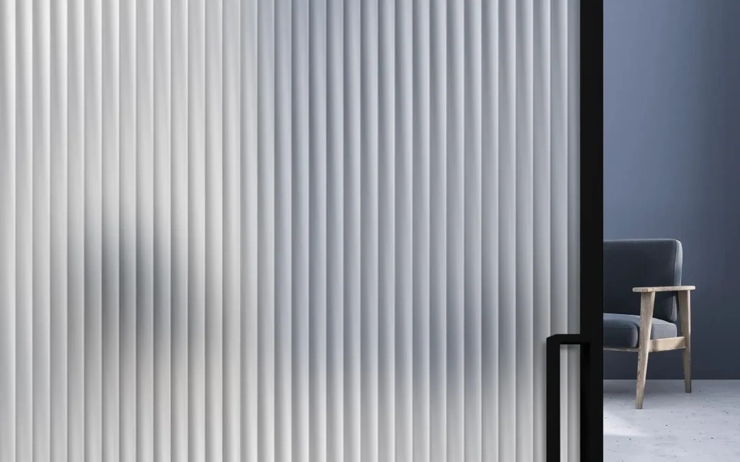 FLUIDO IST DAS SATINIERTE GLAS MIT EINER ELEGANTEN LINEAREN 3D-STRUKTUR.